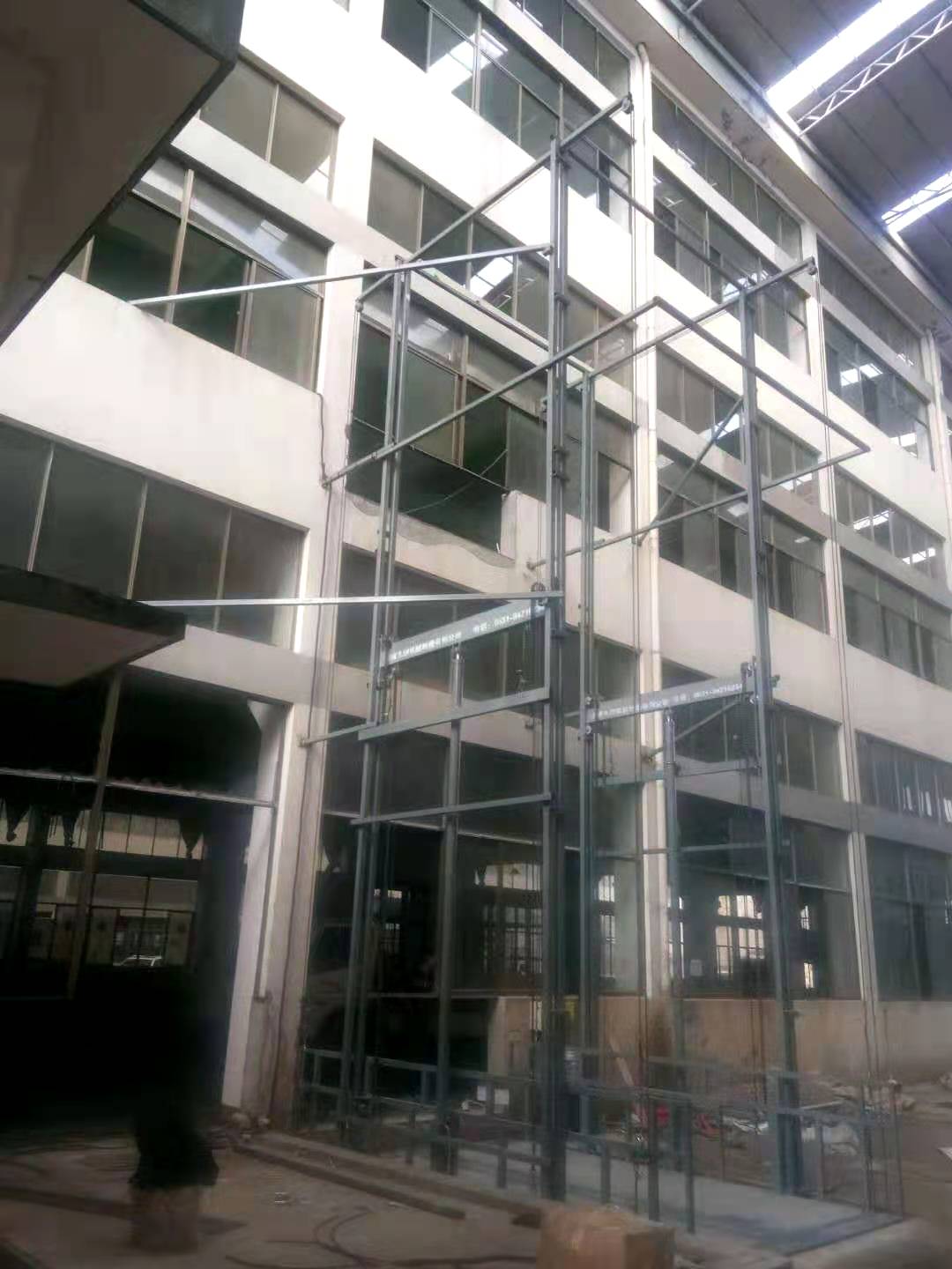    高空作業(yè)- -導(dǎo)軌式升降機升降機